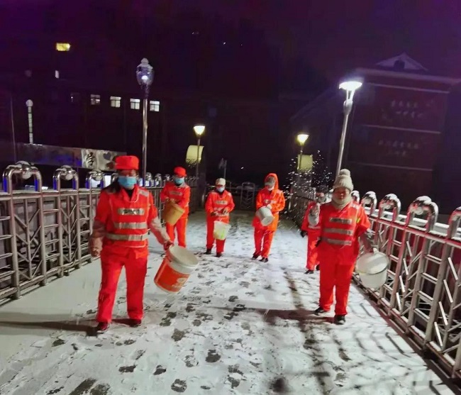 工作动态 | 环卫工人撒盐融雪保畅通——丝瓜视频入口在线播放遵义分公司
