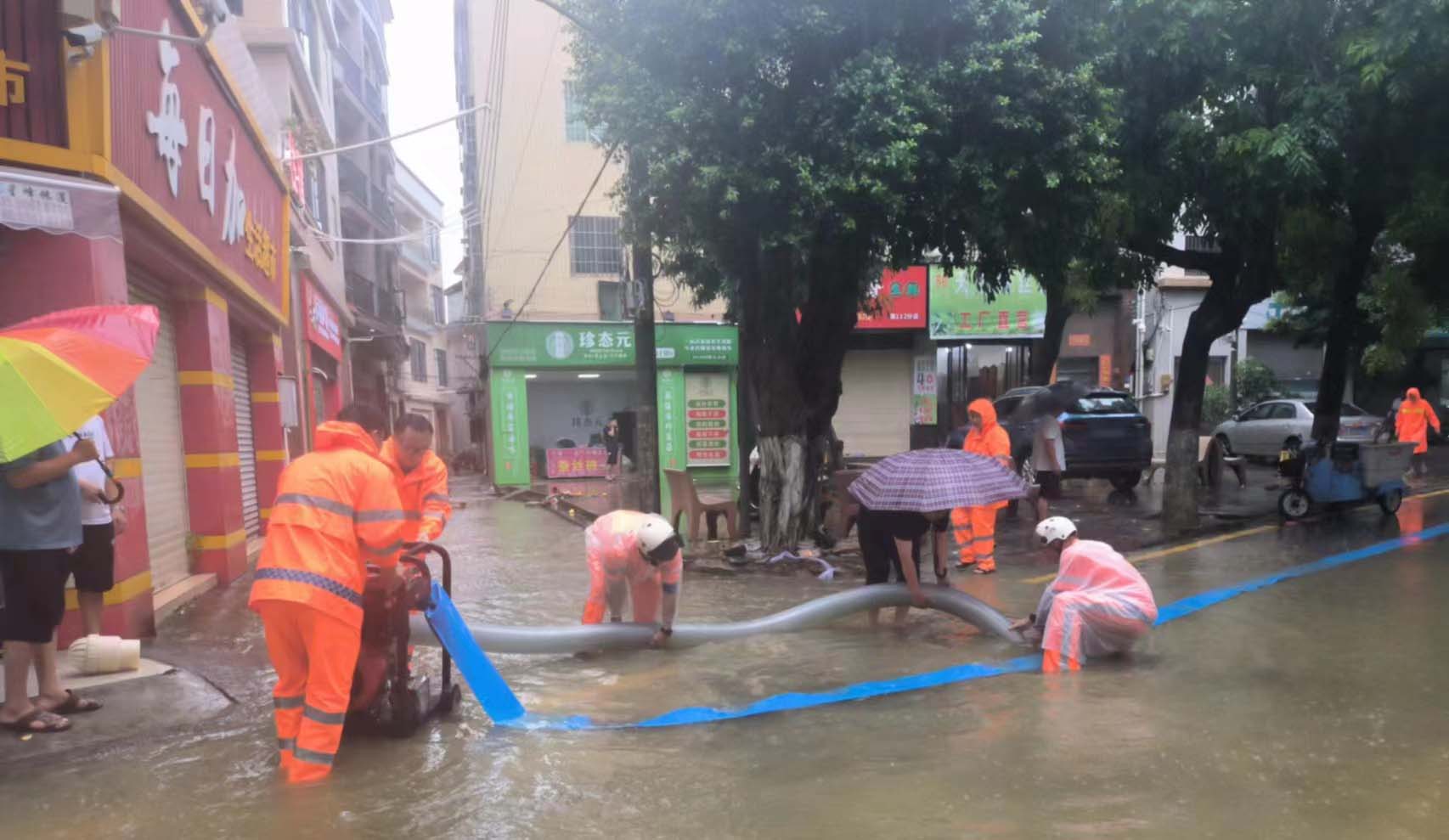 闻“汛”而动 | 风雨无阻，丝瓜视频入口在线播放人坚守一线守护城市安全