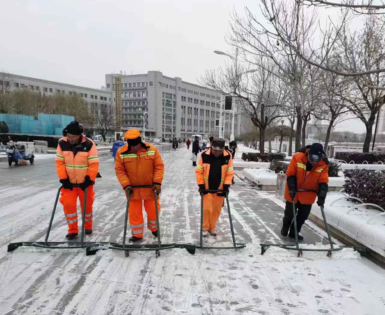 以雪为令 保障出行 | 大雪纷飞而至，丝瓜视频入口在线播放人清雪忙